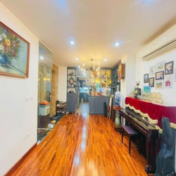 Quá đẹp! Phân lô Hoàng Quốc Việt, ô tô tránh, thang máy xịn, nhà đẹp.