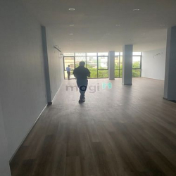 Nhà mới , MT Phan Đăng Lưu, ngang 8m , 200m2 sàn X3, thiết kế trống
