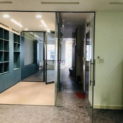 Cho thuê nhà MT hầm, 4 tầng, có thang máy, 7x24m, 600m2 giá 75tr (TL)