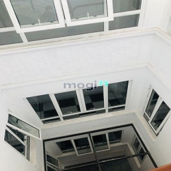 Cho thuê nhà MT hầm, 4 tầng, có thang máy, 7x24m, 600m2 giá 75tr (TL)