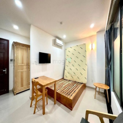 Studio full nội thất có cửa sổ lớn gần toà Etown