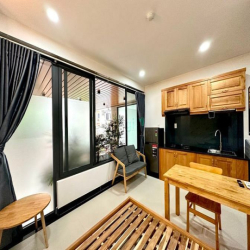 Studio full nội thất có cửa sổ lớn gần toà Etown