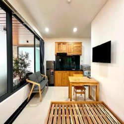 Studio full nội thất có cửa sổ lớn gần toà Etown