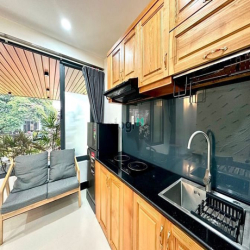 Studio full nội thất có cửa sổ lớn gần toà Etown