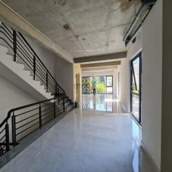 Cho thuê nhà phố liền kề 1 trệt 4 lầu sân thượng 678m2, 210 tr/th