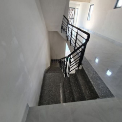 Cho thuê nhà phố liền kề 1 trệt 4 lầu sân thượng 678m2, 210 tr/th