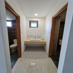 Cho thuê nhà phố liền kề 1 trệt 4 lầu sân thượng 678m2, 210 tr/th