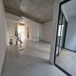 Cho thuê nhà phố liền kề 1 trệt 4 lầu sân thượng 678m2, 210 tr/th