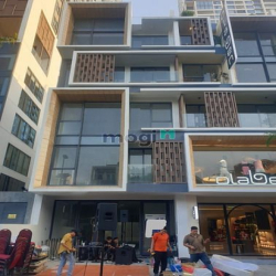 Cho thuê nhà phố liền kề 1 trệt 4 lầu sân thượng 678m2, 210 tr/th