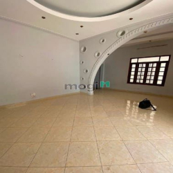 Bán Villa 120m2 ô tô ngủ trong nhà Đường Lâm văn Bền trung tâm Q7.