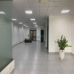 Cho thuê nhà mặt tiền 8m 190B Tạ Uyên, Phường 6, Quận 11. Có thang máy