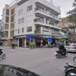 Cho thuê nhà phố Nguyễn Đình Thi. LÔ GÓC. 5 tầng x 40m2. MT 10m