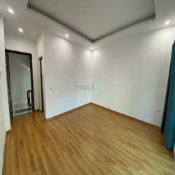 Nhà Đẹp Phố Trạm, Ngõ ô tô Đỗ Cửa, Cách 1 Nhà Ra Ngõ Ô Tô Tránh,