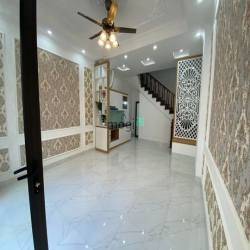 Nhà Đẹp Phố Trạm, Ngõ ô tô Đỗ Cửa, Cách 1 Nhà Ra Ngõ Ô Tô Tránh,