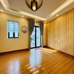 Chỉ 7 Tỷ2 , 70M2, 4 Tầng BTCT,Ngang 5.5m ,HXH vào nhà, Quang Trung GV