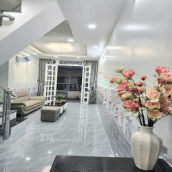 Nhà đẹp rẻ, sổ hồng DSH  3 tầng ở thị trấn Nhà Bè