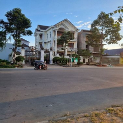Biệt thự 2 lầu diện tích lớn mặt tiền đường 1B KDC Nam Long, Cần Thơ
