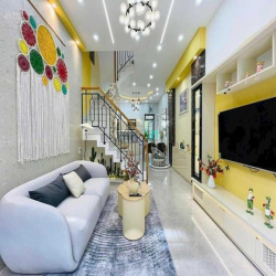 Bán gấp nhà 40m2 Nhiêu Tứ, P7, Phú Nhuận, hẻm 6m. 1,9 tỷ, sổ sẵn