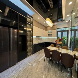 Nhà phố hiện đại KDC Nam Long Quận 7 - Vị trí ngay công viên - gara xe