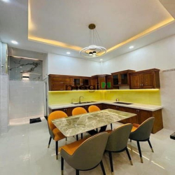 Nhà SHR đường Tô Ngọc Vân, DT:4x17m, Trệt, 3Lầu, 4PN, sân xe hơi, Q12