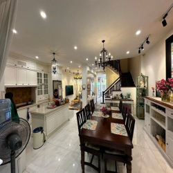 - Bán nhà Thảo điền vị trí kinh doanh đẹp 140m2. 40 tỷ.