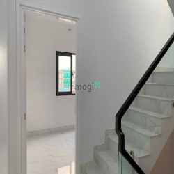 Bán nhà mới xây 100% - Hẻm Xe Hơi 300 Trần Đình Trọng.